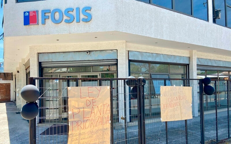 Funcionarios de FOSIS protestan por recorte presupuestario que amenaza programas sociales esenciales