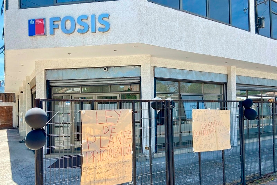 Funcionarios de FOSIS protestan por recorte presupuestario que amenaza programas sociales esenciales
