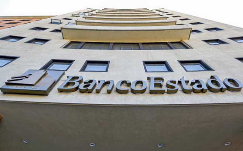 Despidos en BancoEstado: Sindicato anuncia movilizaciones tras la salida de 50 trabajadores